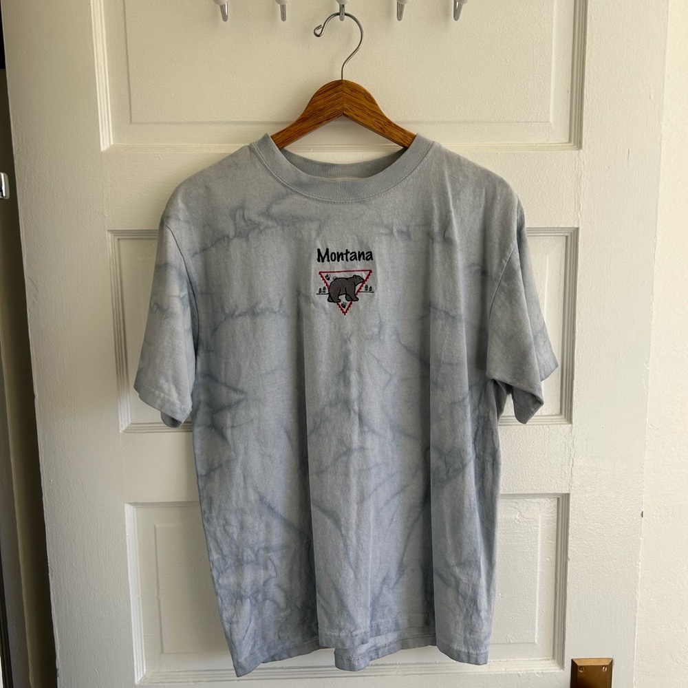 👚 Montana Treasure State Western Tie Die Tee Shirt with Bear in Gray, EUC